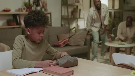 niño estudiando en casa
