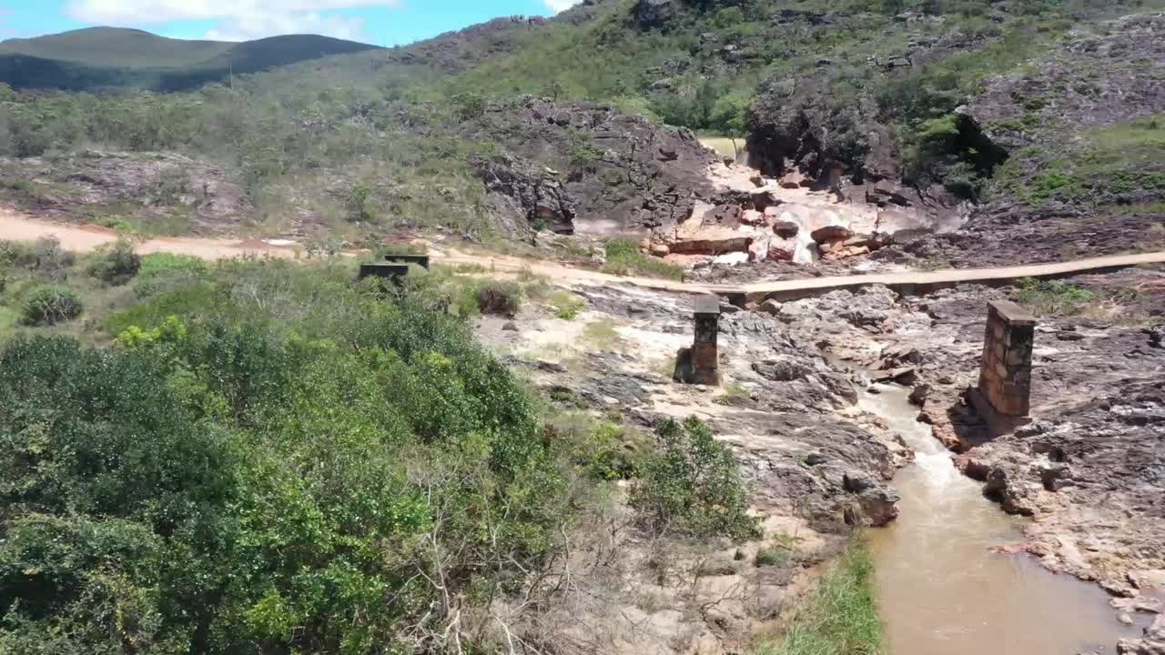 toma de un dron de un pequeño camino que pasa en medio de un río
