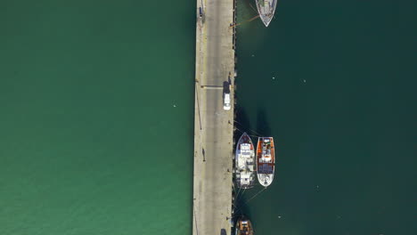 imágenes de video de 4k de barcos atracados a lo largo de un muelle