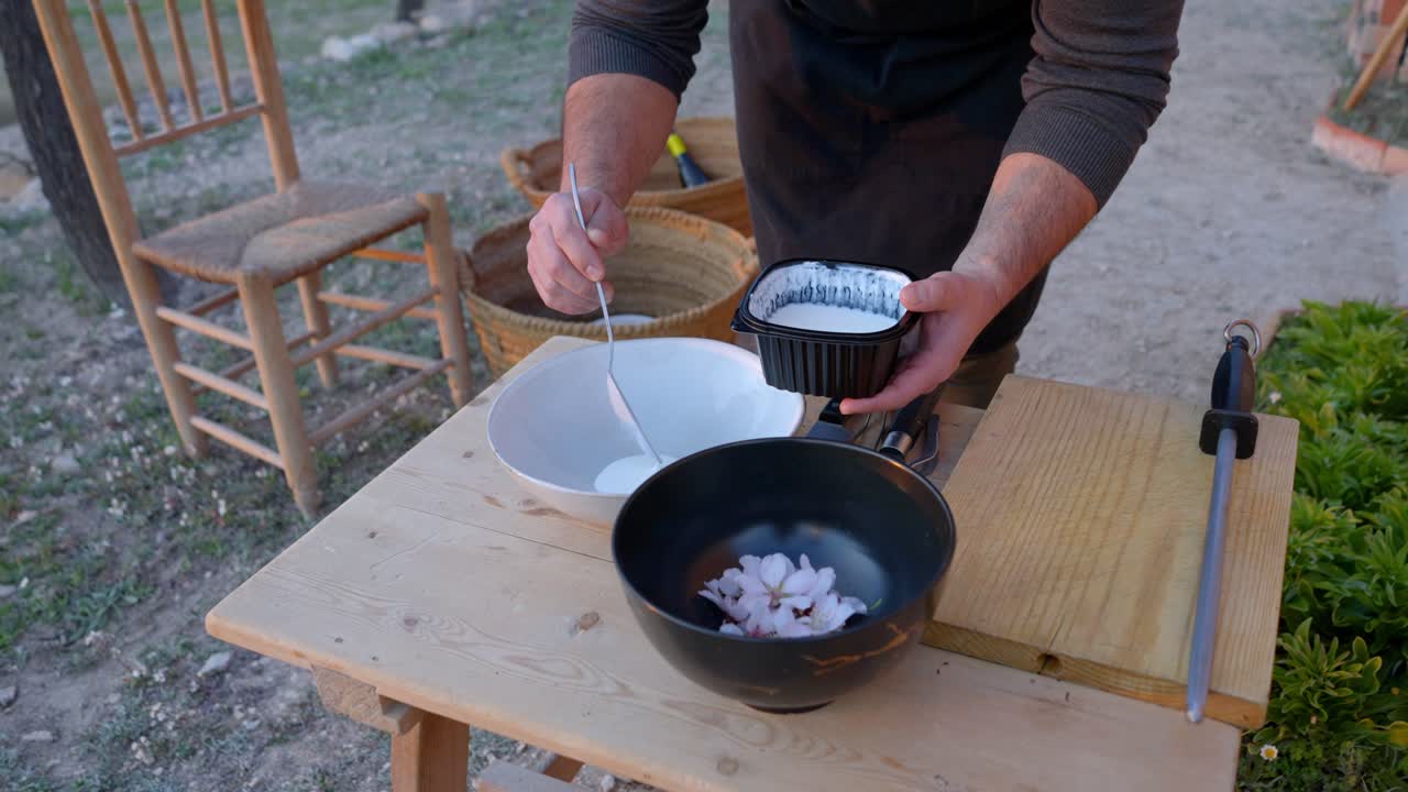 chef prepara comida mediterránea con leche de almendras