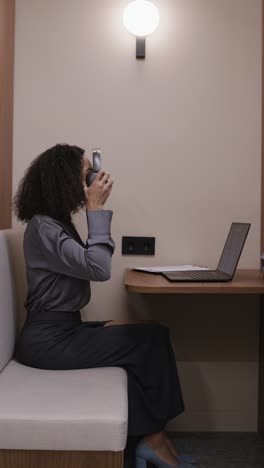 mujer trabajando en una computadora portátil en la oficina