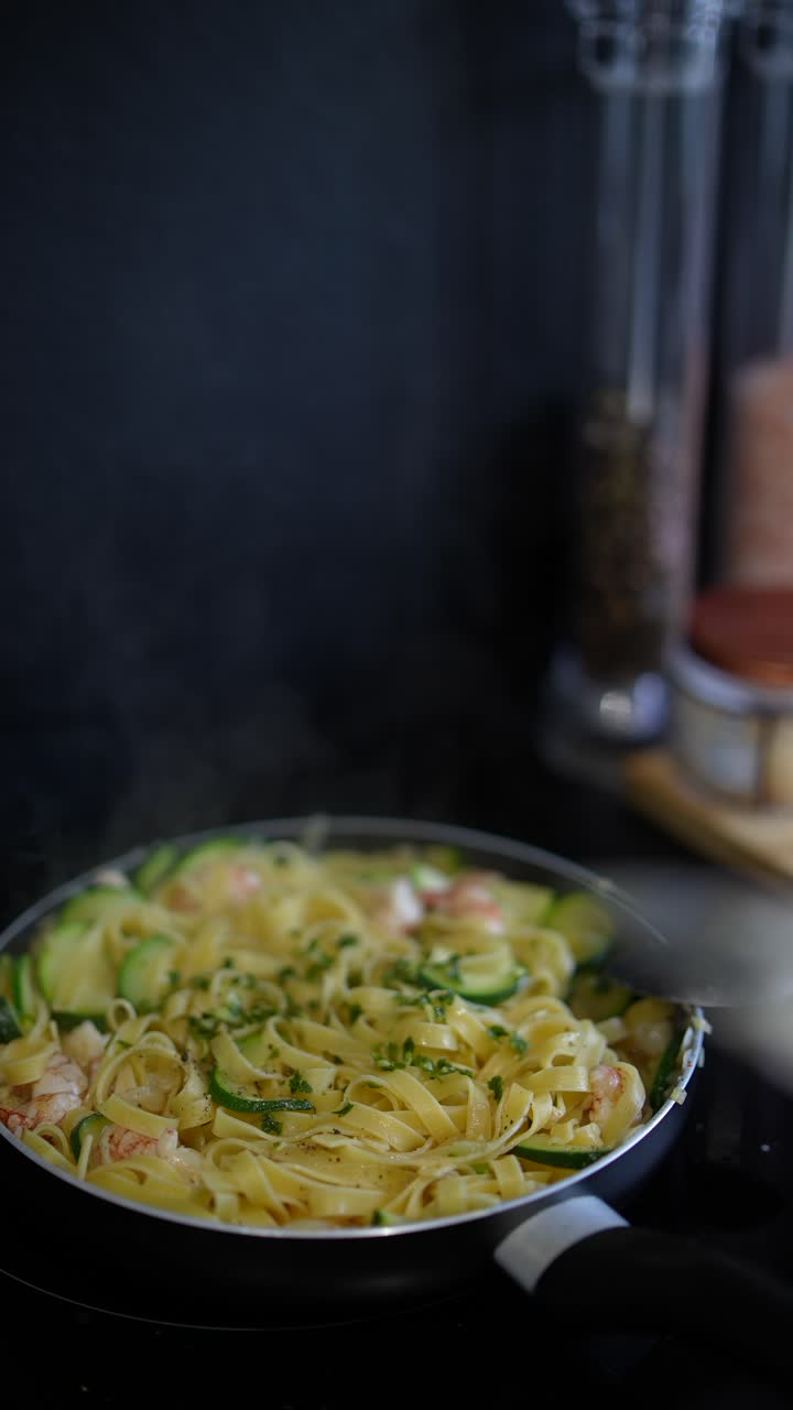 preparando una deliciosa pasta con camarones y calabazas