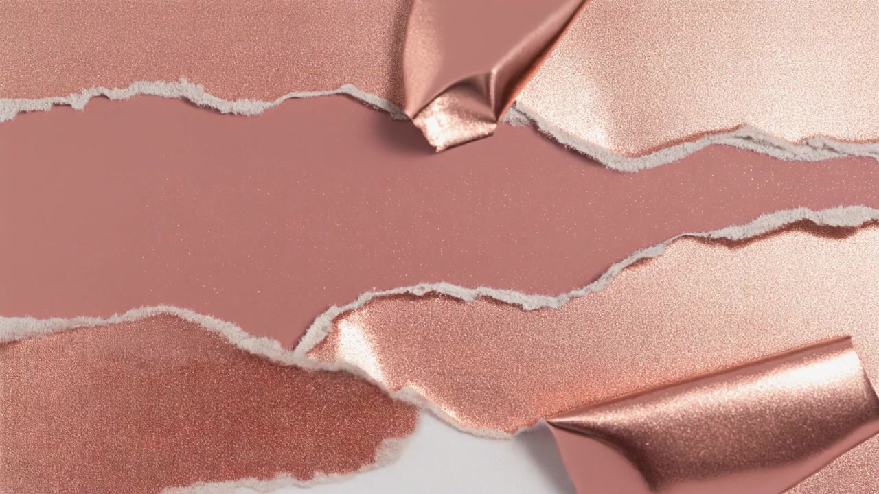 Carta Strappata che Rivela una Texture Metallica Oro Rosa