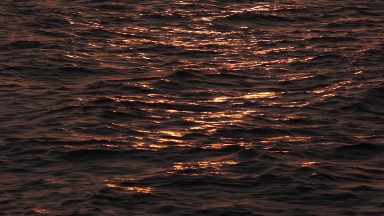 superficie del mar en cámara lenta al atardecer