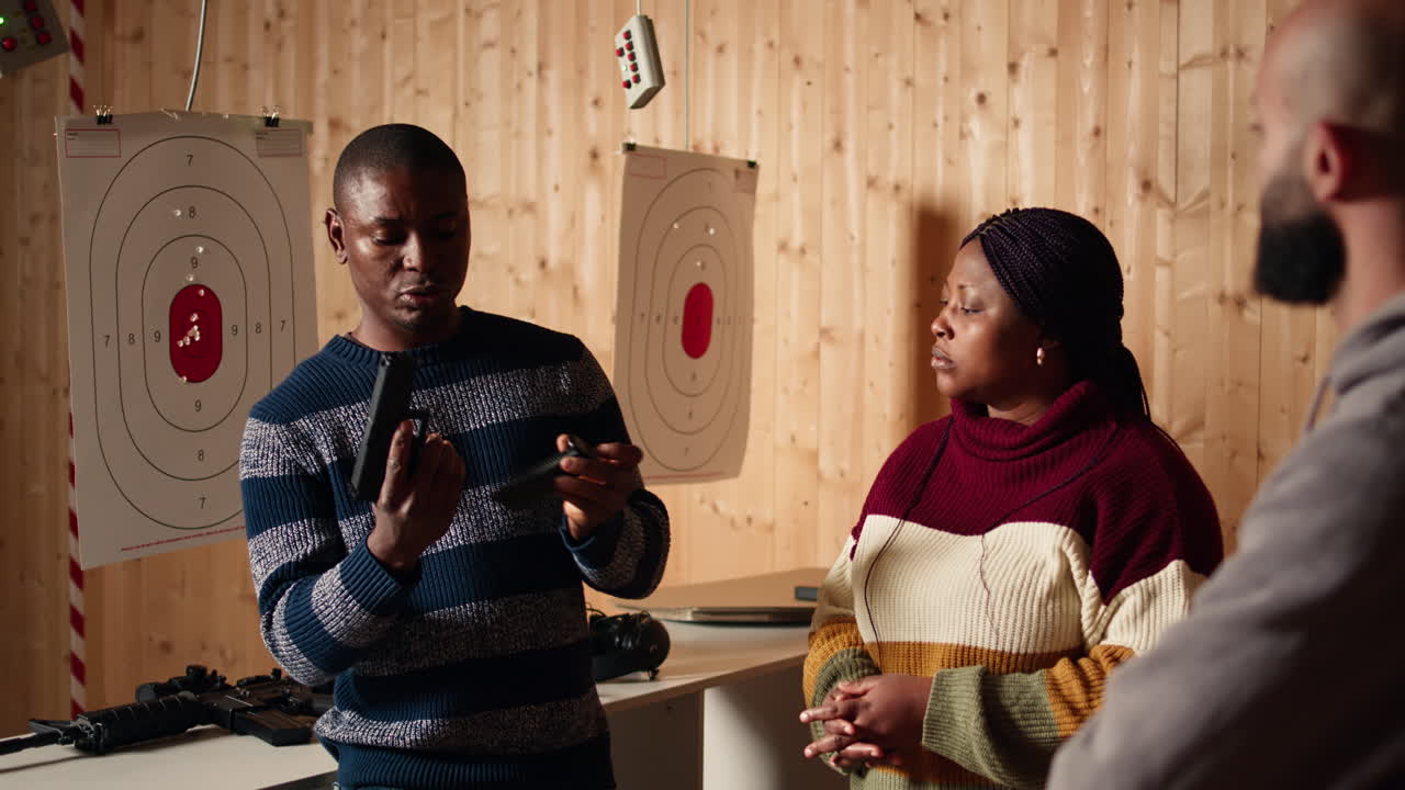 сотрудник стрельбища, преподающий правильное обращение с оружием и его использование