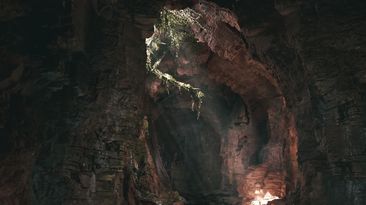 Esplorazione di una grotta nascosta illuminata da luce naturale e formazioni rocciose
