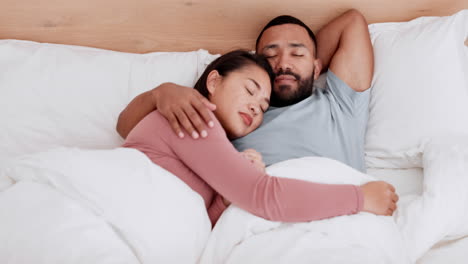 Glückliches-Paar,-Bett-Und-Entspannen-Sie-Sich-Im-Morgenschlaf