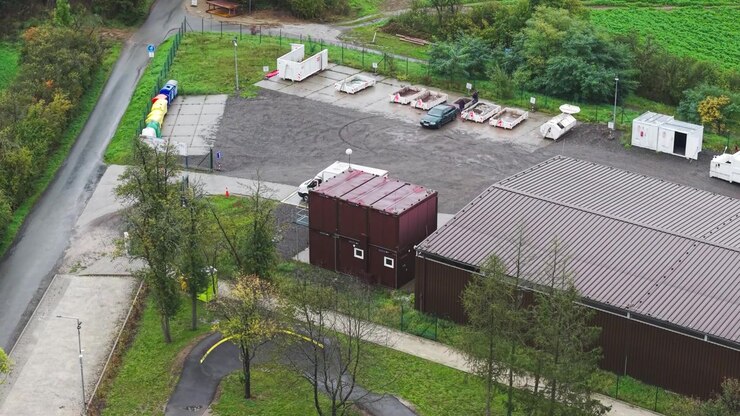 Luftfoto opstigning nær hangar og containerhus på privat område, Tjekkiet