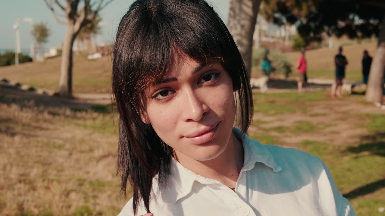 amigos disfrutando de un picnic soleado en el parque