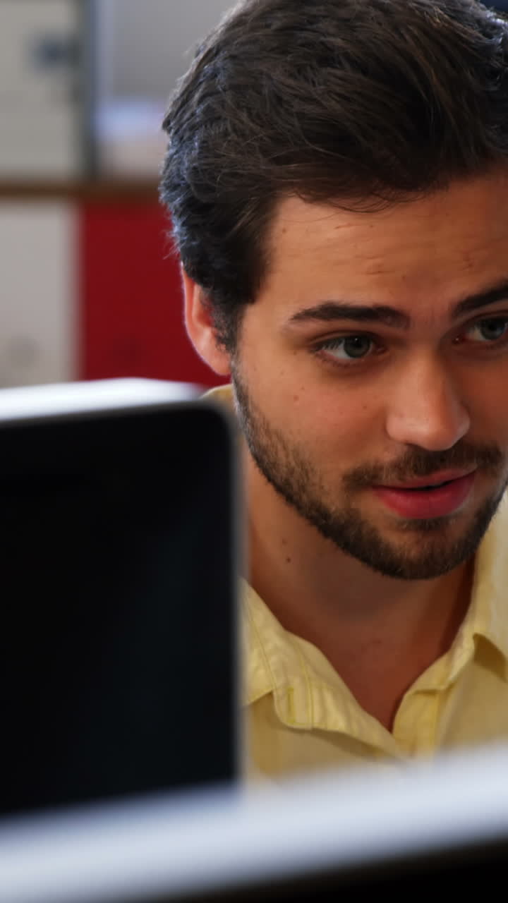 ejecutivos de negocios que trabajan con computadoras