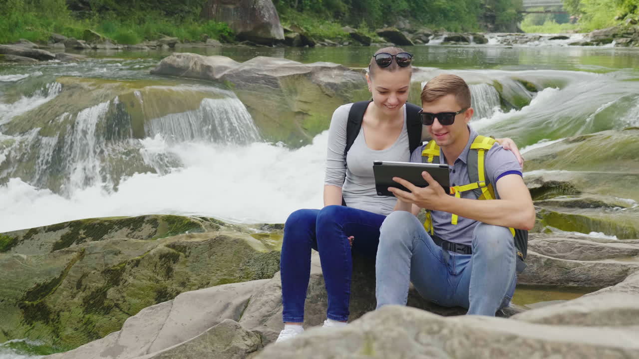 красивый водопад в горах вода течет по камням