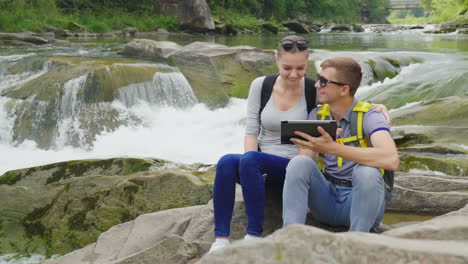 Ein-Schöner-Wasserfall-In-Den-Bergen-Wasser-Fließt-über-Die-Felsen-Rock