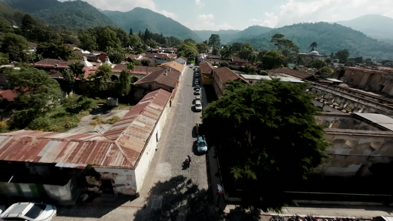 hermosas imágenes cinematográficas aéreas de la ciudad de antigua en guatemala, su iglesia amarilla, el arco de santa catalina