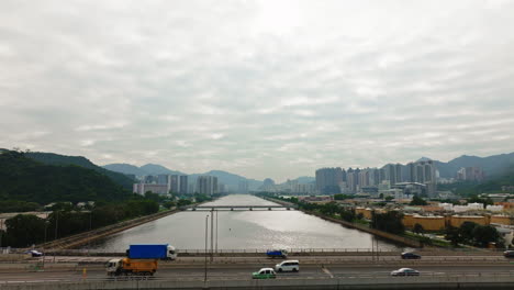 香港一座宽<unk>的水道桥上,一架无人机拍摄了在高速公路上行驶的汽车