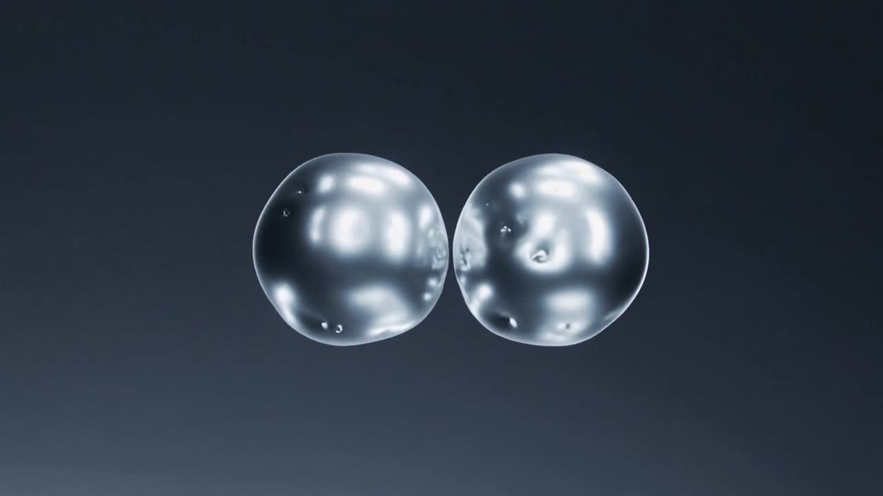 Animazione in loop di due sfere cromate che si trasformano tra superfici lisce e agglomerati di bolle, su sfondo grigio.