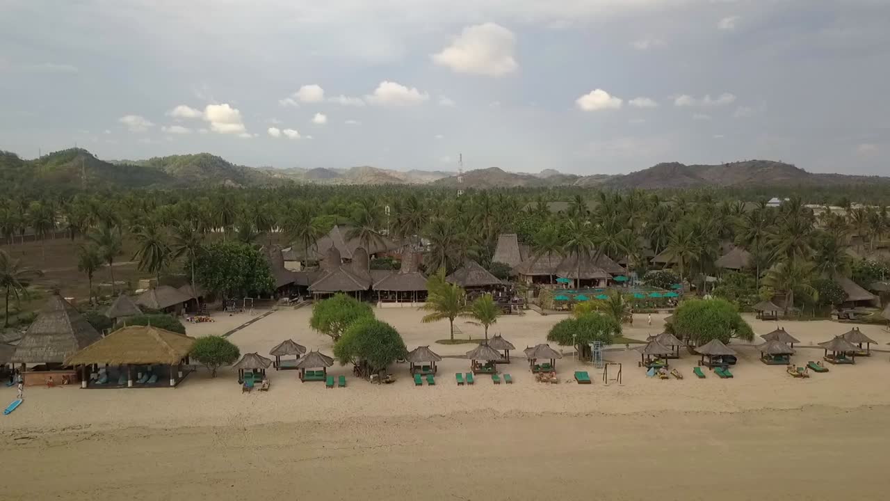 novotel lombok 럭셔리 리조트 & 빌라 아름다운 공중 풍경 비행 뒤로 날아 mandalika 해변의 드론 영상 kuta lombok 인도네시아 2017 위에서 영화적 풍경 관광 가이드 필립 마르니츠