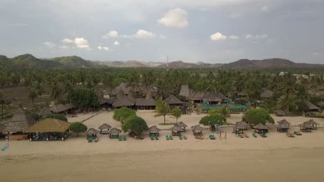 Novotel-Lombok-Luxus-Resort-Und-Villen,-Wunderschöne-Luftaufnahme,-Flug-Rückwärts-Fliegen,-Drohnenaufnahmen-Vom-Mandalika-Beach,-Kuta-Lombok,-Indonesien,-2017,-Filmische-Ansicht-Von-Oben,-Reiseführer-Von-Philipp-Marnitz