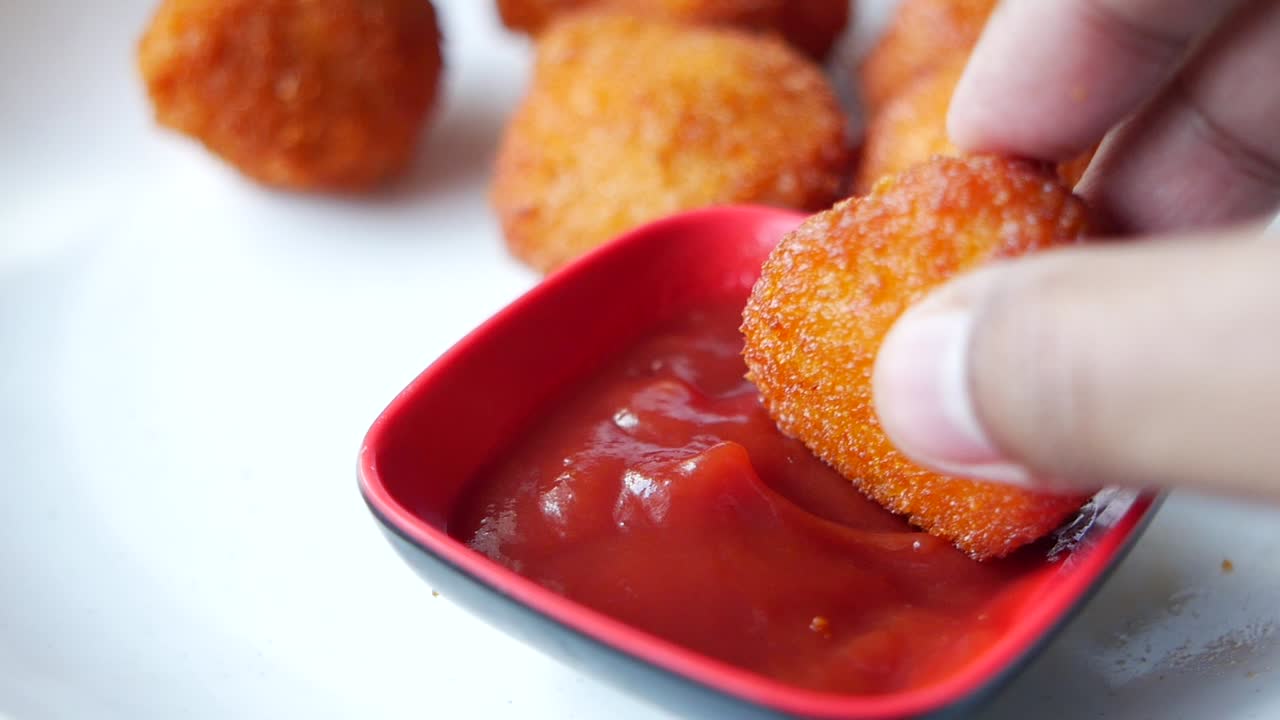 nuggets de pollo crujientes con ketchup