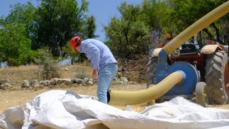 Straw-sprayer-the-workers