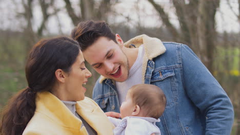 familia transgénero con bebé disfrutando de un paseo por el campo en otoño o invierno