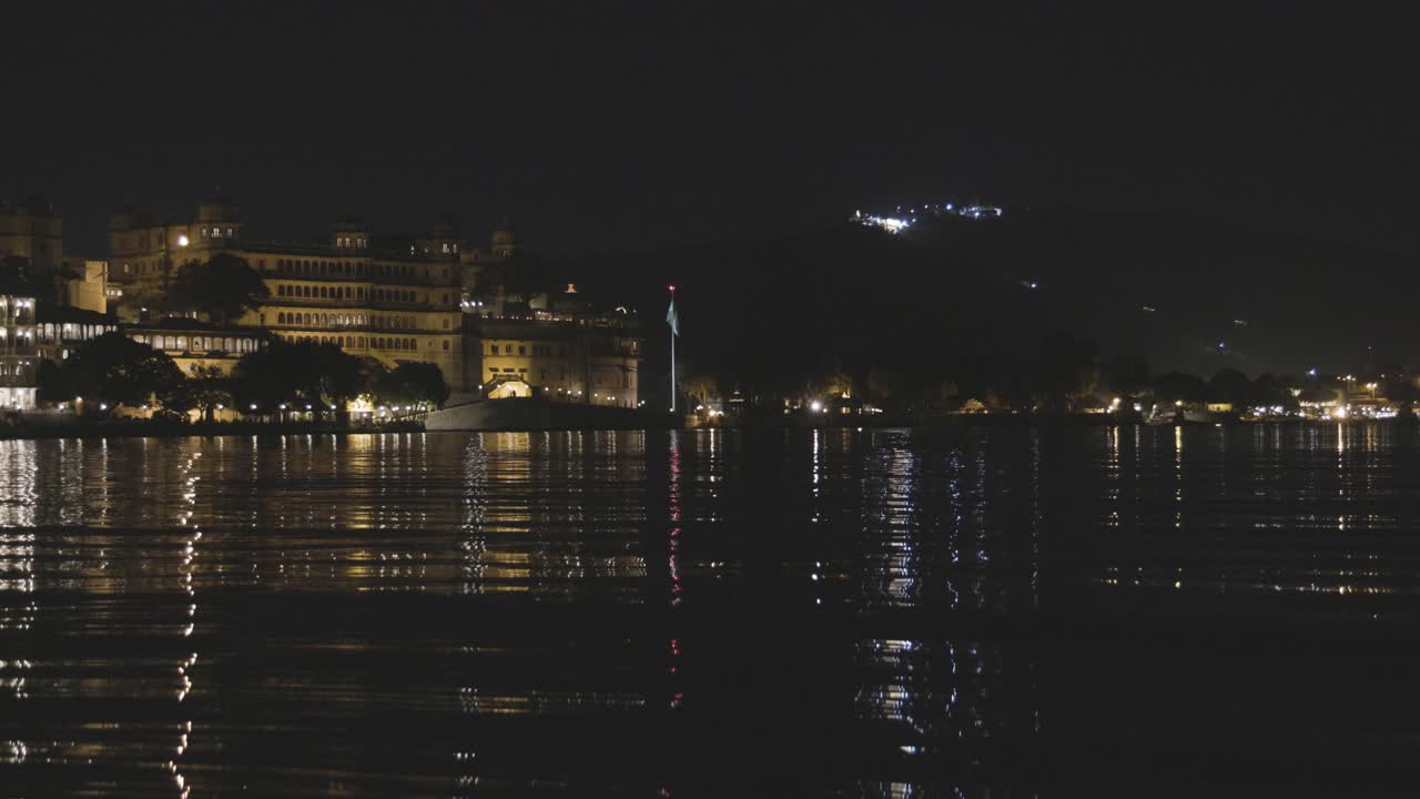 vista nocturna de la ciudad del lago con iluminación dramática desde una perspectiva única el video fue tomado en udaipur, rajasthan, india