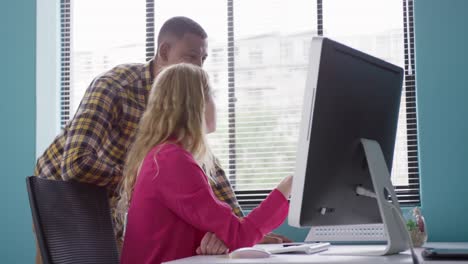 Hombre-Y-Mujer-Mirando-La-Computadora