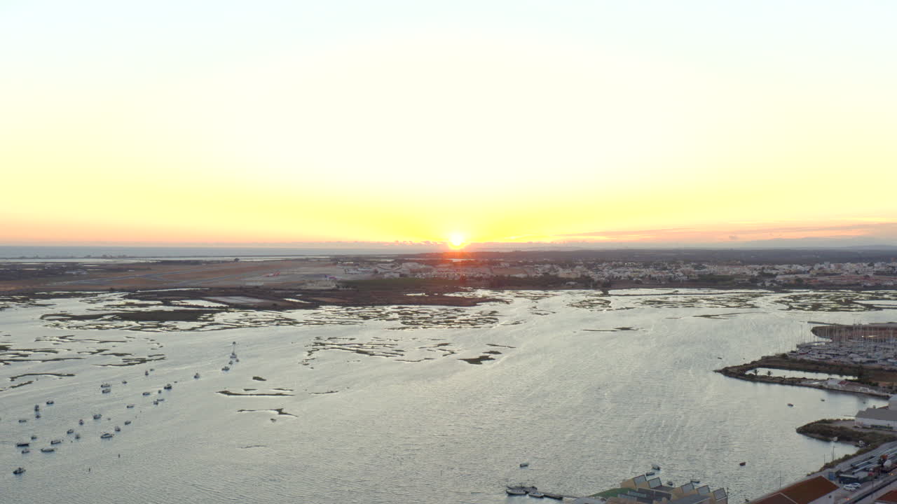 Luchtfoto tijdens het gouden uur van de kuststad Faro en de Ria Formosa-wetlands