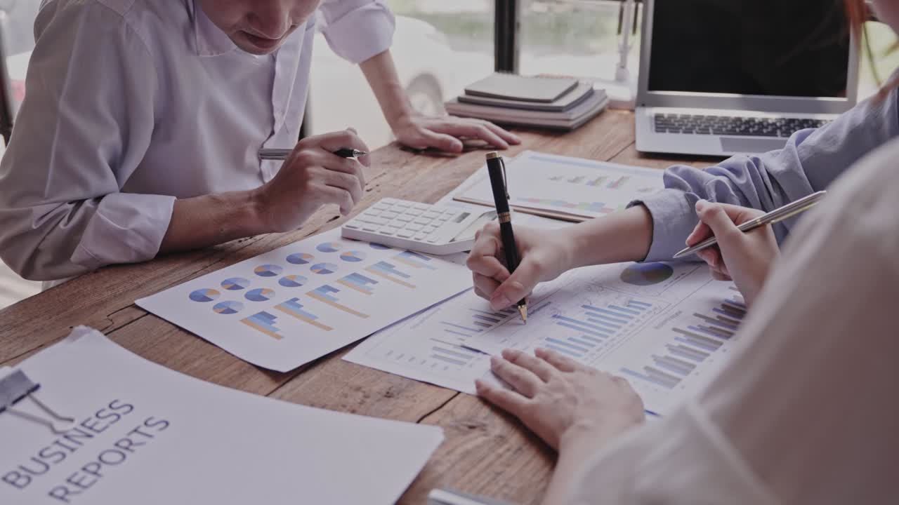 joven creativo tormenta de ideas de negocios reunión planificación de negocios idea de diseño