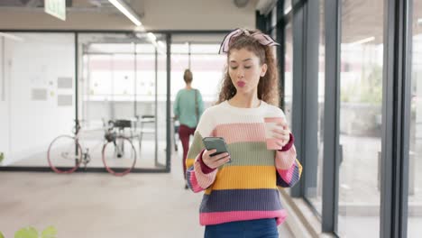 Mujer-De-Negocios-Birracial-Caminando-Con-Café-En-La-Oficina-En-Cámara-Lenta