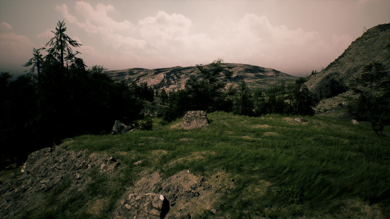 impresionante vista de un paisaje montañoso con hierba verde exuberante, árboles y un cielo nublado