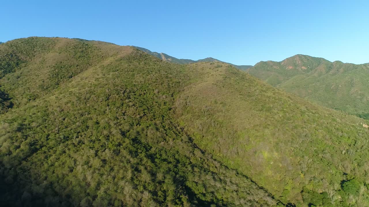 montañas verdes entorno pacífico pequeño pueblo, toma aérea cepe, aragua venezuela