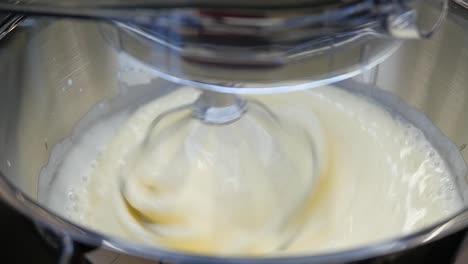 mezcla de ingredientes en un mezclador de soporte
