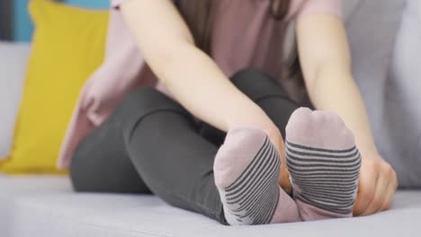 primer plano de pies y calcetines de mujeres jóvenes.