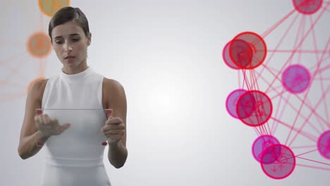 mujer usando una hoja de vidrio contra un globo de iconos digitales