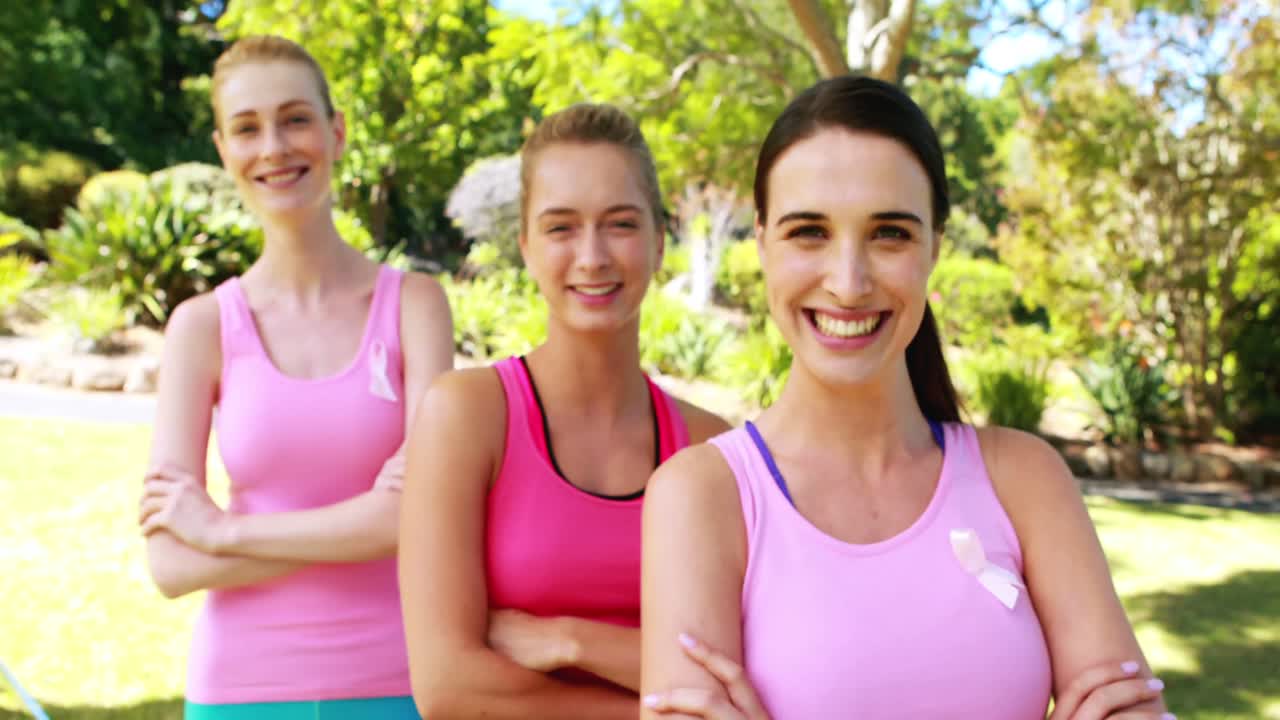 voluntarias de pie con los brazos cruzados