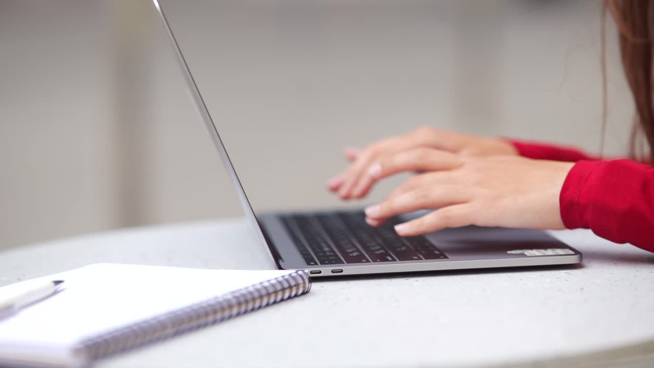 女人用筆記型電腦工作