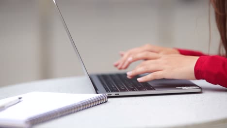 mujer trabajando en una computadora portátil