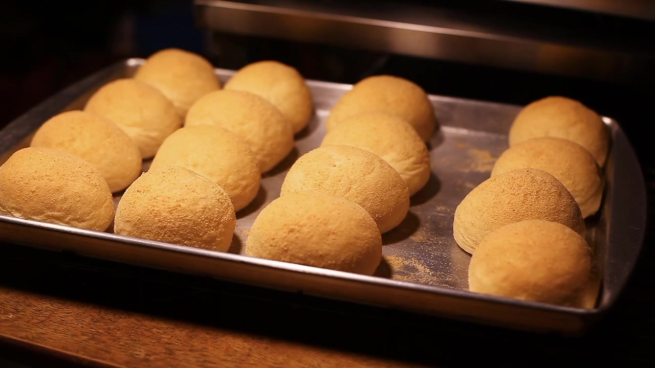 Vastaleivottua filippiiniläistä ruokaa nimeltään Pandesal.