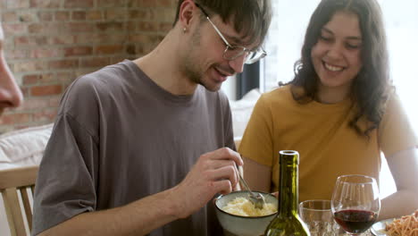 amici felici che pranzano all'interno