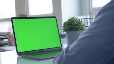 primer plano de manos masculinas usando pantalla verde tecla de croma computadora portátil mecanografía trabajando en oficina ligera con computadora moderna tecnología, espacio de copia y concepto de trabajo