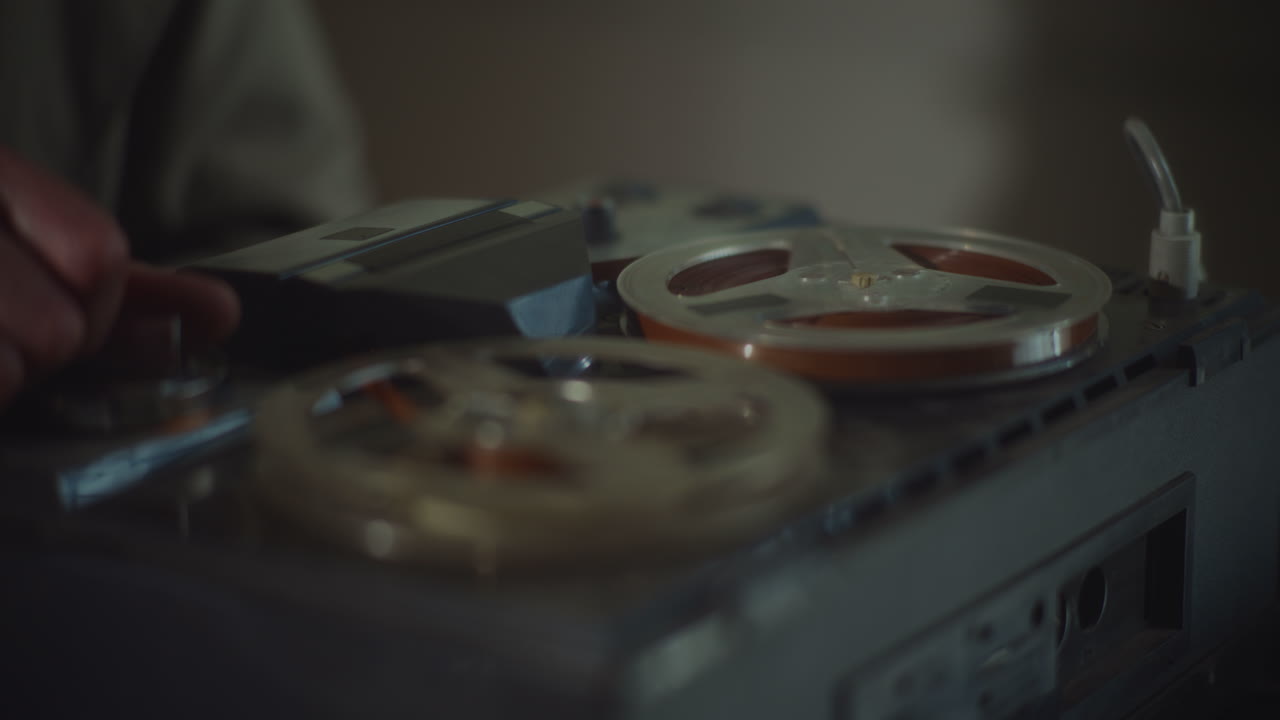 스파이는 신중한 녹음을 듣습니다.