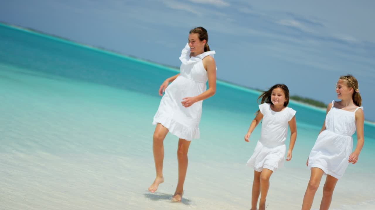 열대 해변 에서 재미 를 느끼는 여성 백인 어린이 들