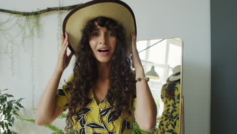 female blogger posing in summer outfit