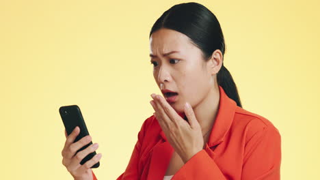 Asiatische-Frau,-Telefon-Und-Schockiert-über-Schlechte-Nachrichten