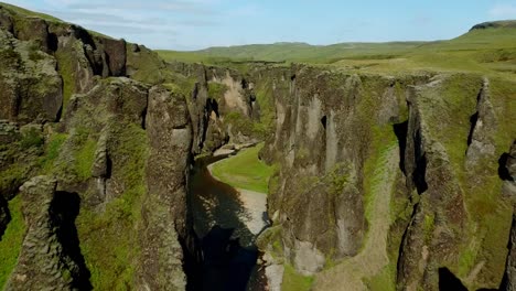 冰島南部的 fjaðrárgljúfur 峡谷,從空中拍攝