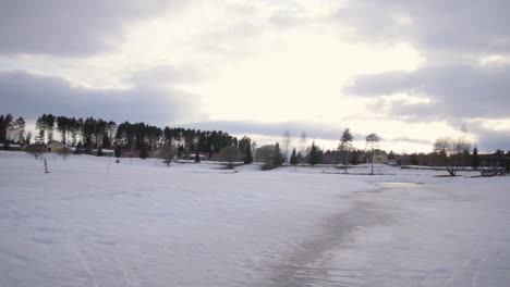 Un-Panorama-De-Una-Escena-Nevada-Cerca-Del-Suelo,-Mirando-Alrededor-En-Vuokatti-Finlandia,-Panoramización-A-La-Izquierda