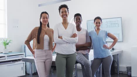 Grupo-De-Mujeres-Empresarias-Felices-Y-Diversas-Paradas-En-El-Cargo-Y-Mirando-A-La-Cámara