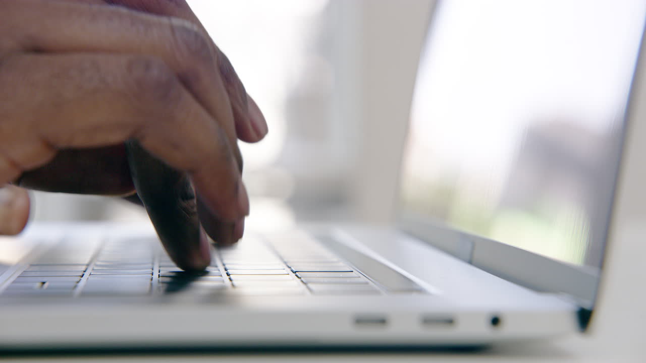 un hombre de negocios usando su computadora portátil en la oficina
