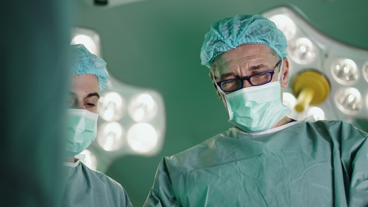 Los cirujanos en una sala de operaciones