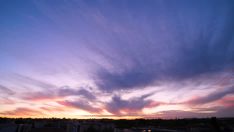 Puesta-De-Sol-Sobre-La-Ciudad-De-Montpellier-Francia-Las-Nubes-Pecan-En-El-Cielo